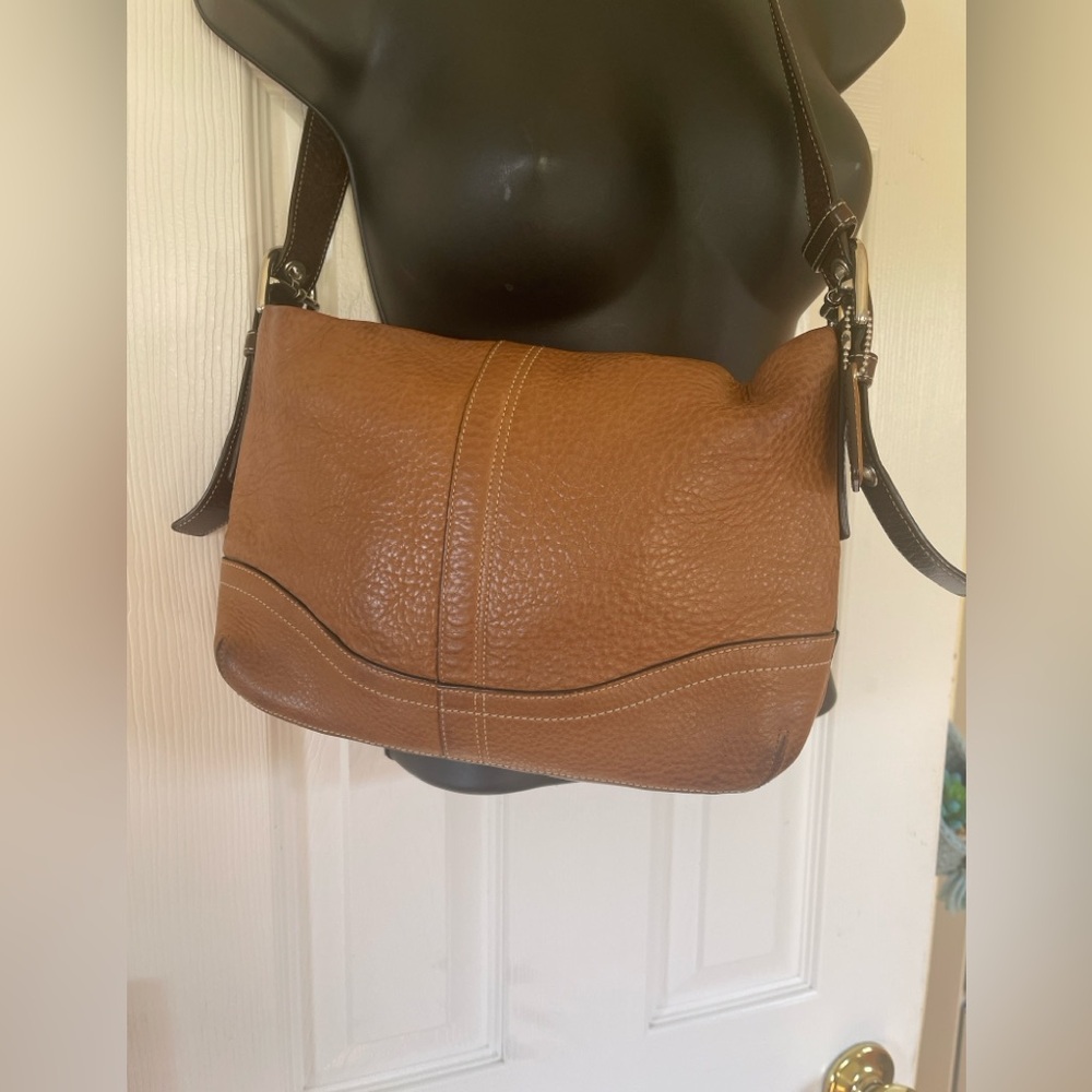 EUC All leather vintage tan bag with brown strap. Very good vintage condition.
